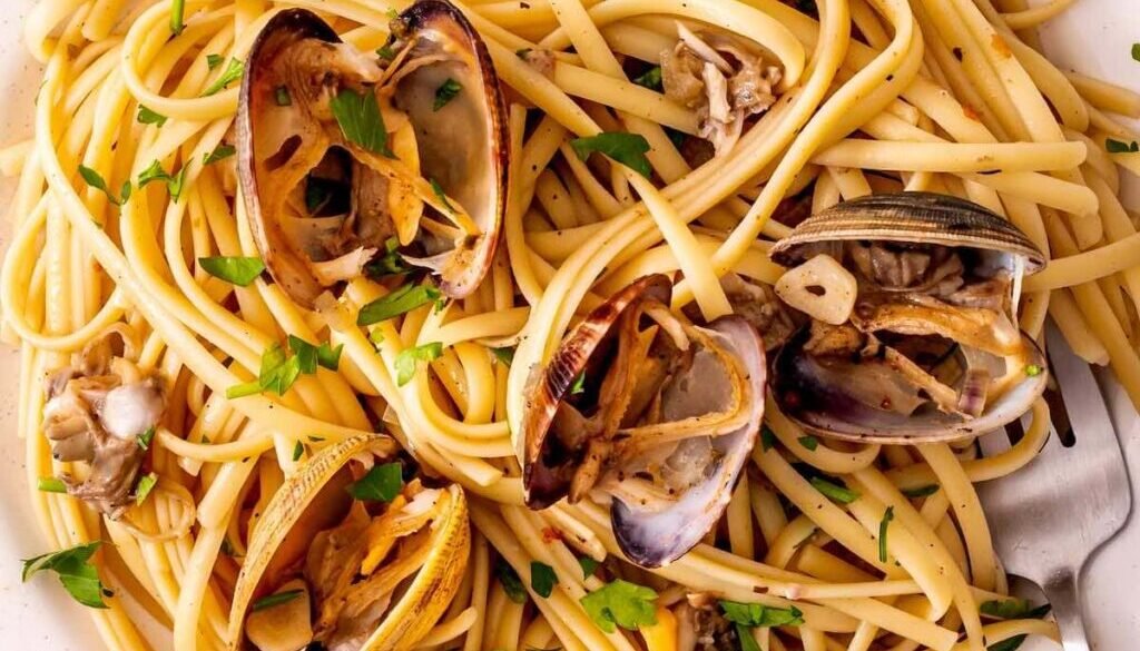 linguine-with-clam-sauce-recipe.jpg