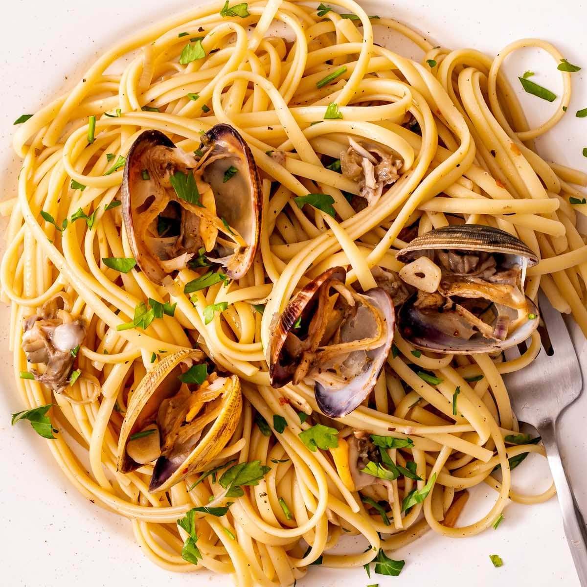 linguine-with-clam-sauce-recipe.jpg